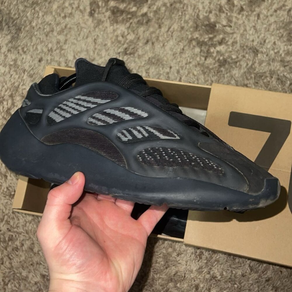 Adidas Yeezy 700